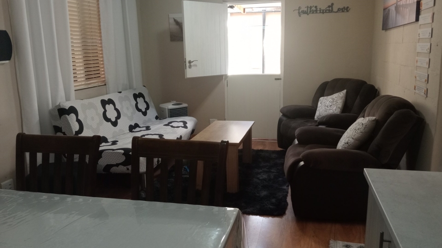 2 Bedroom Property for Sale in Lavender Hill Western Cape